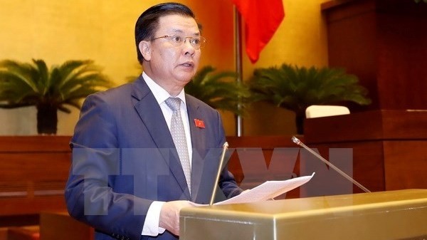 Finance Minister Dinh Tien Dung reports on the draft Law on the Management and Use of State Assets at the second session of the 14th NA on the morning of October 31.