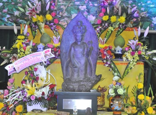 The bronze statue of the 11-faced Avalositesvara Bodhisattva presented to Da Nang’s Quan The Am Pagoda.