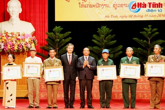 Ha Tinh–based volunteer soldiers honoured with Lao orders and medals at the ceremony. (Photo: baohatinh.vn)