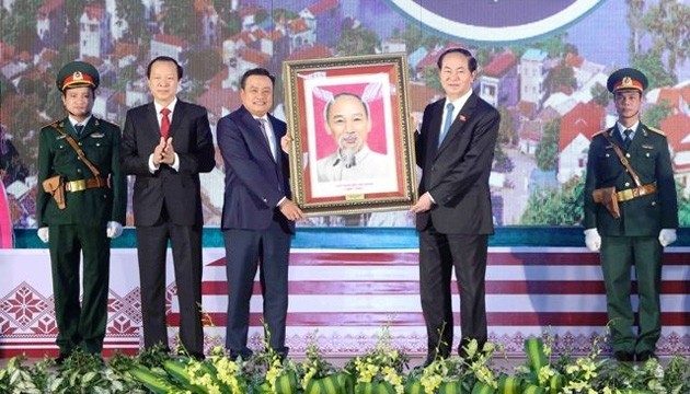 President Tran Dai Quang presents a portrait of President Ho Chi Minh to Lang Son province. 