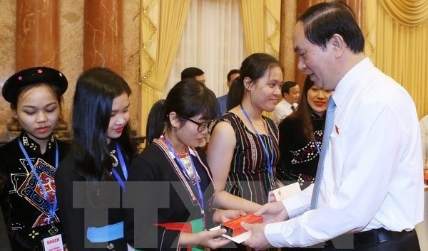 President Tran Dai Quang presents gifts to oustanding ethnic minority students. (Credit: VNA)