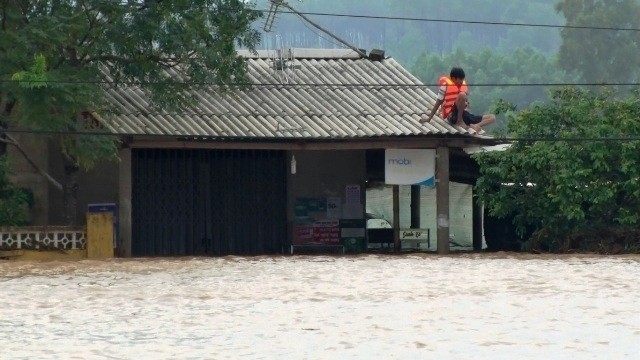 As flood waters rose quickly, many households in Cam Lo District of Quang Tri Province did not move their property to higher ground in time. (Credit: NDO)