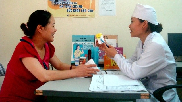 A health worker provides HIV testing and counselling for a pregnant woman. (Image for illustration)