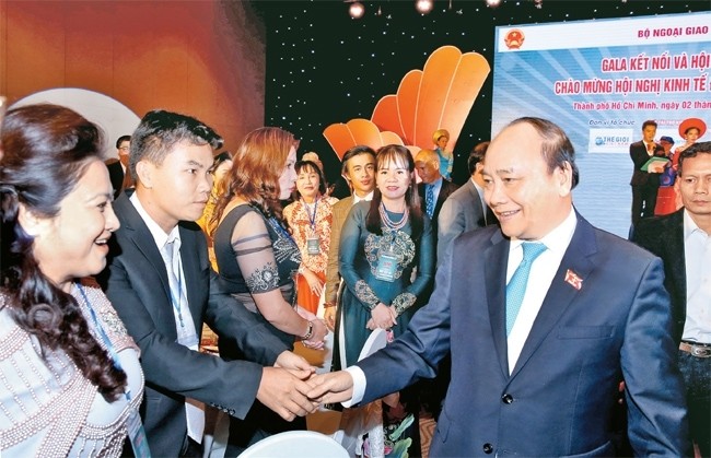 PM Nguyen Xuan Phuc and the delegates (Credit: VNA)