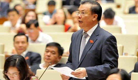 Minister of Finance Dinh Tien Dung speaks at the session (Photo: quochoi.vn)