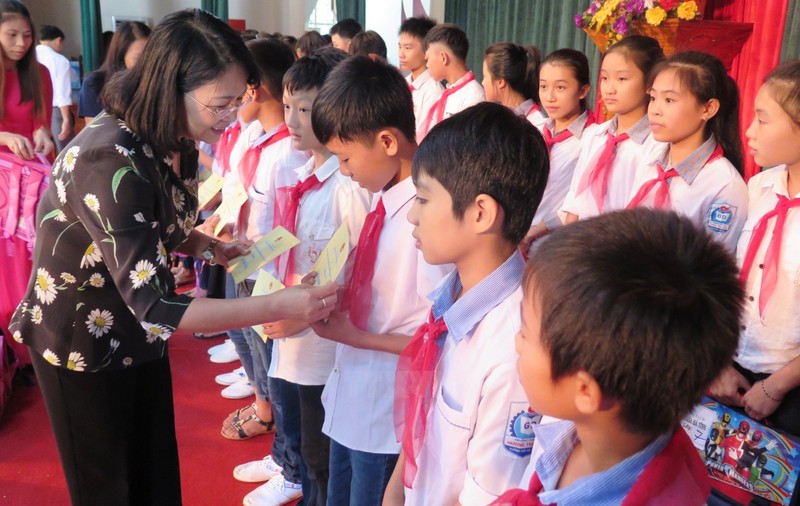 Vice President Dang Thi Ngoc Thinh presents scholarships to students in Huong Khe district (Photo: VNA)