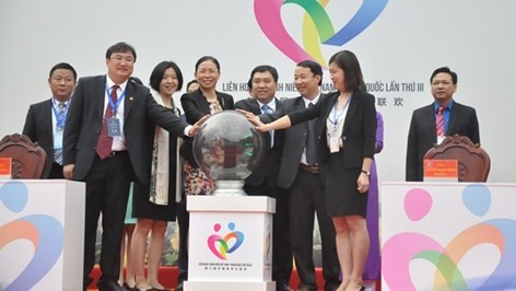 The delegates press a button to launch the third Vietnam-China Youth Festival. (Credit: thanhnien.vn)