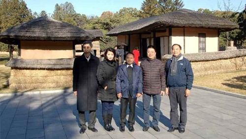 The Nhan Dan newspaper delegation in Mangyongdae, the birthplace of President Kim Il-sung (Source: Rodong Sinmun)