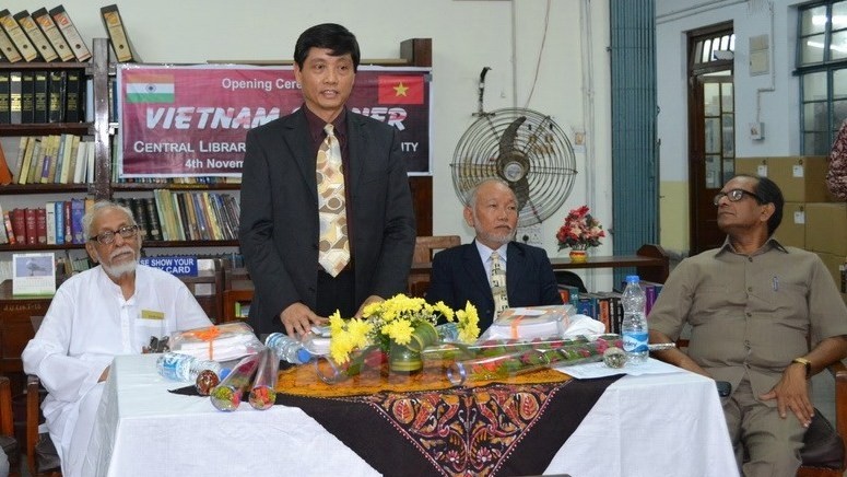 Vietnamese Minister Counsellor Tran Quang Tuyen addressing the launching of the 'Vietnam Corner' at the National Library of India (Photo:VNA)