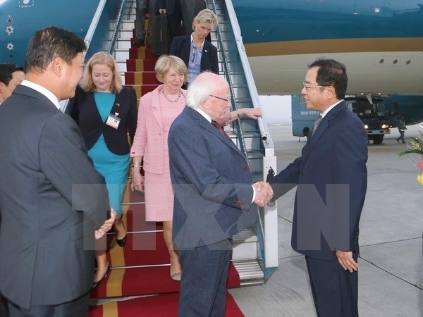 Minister and Head of the Presidential Office Dao Viet Trung (R) receives Irish President Michael D. Higgins at Hanoi's Noi Bai International Airport. Photo: VNA
