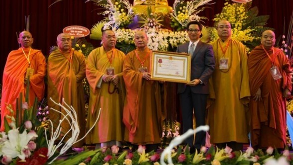 Deputy PM Dam awards the Labour Order, First Class, to the Vietnam Buddhist Sangha.