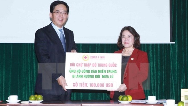 Chinese Ambassador to Vietnam Hong Xiao Yong (L) handed over US$100,000 to the Vietnam Red Cross Society (Photo: VNA)