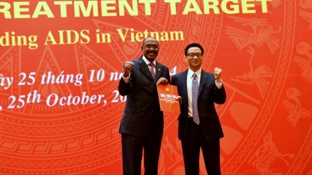 Deputy PM Vu Duc Dam and UN Deputy Secretary General Michel Sidibe show their determination to reach the UN’s target of 90-90-90 in Vietnam during the launch of a response programme in Hanoi on October 25, 2015. (Credit: vaac.gov.vn)