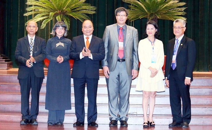 PM Nguyen Xuan Phuc and representatives of OV communities from five continents. (Credit: VNA)