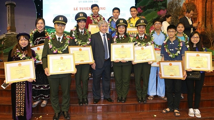 Minister-Chairman of the Committee for Ethnic Minority Affairs Do Van Chien presents certificates of merit to outstanding ethnic minority students in 2016.