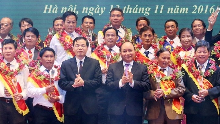 PM Nguyen Xuan Phuc (first row, fourth from left) and delegates at the ceremony 