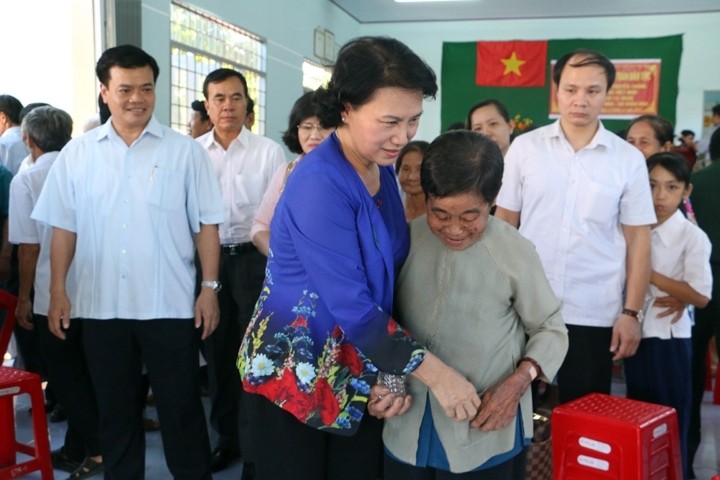 NA Chairwoman Nguyen Thi Kim Ngan and residents in Thoi Hoa hamlet 