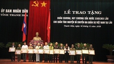 Vietnamese volunteer soldiers in Thanh Hoa receive Lao State awards. (Photo: baothanhhoa.vn)