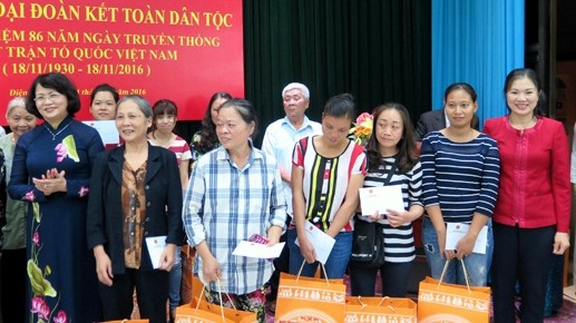 Vice President Dang Thi Ngoc Thinh (far left) presents gifts to policy beneficiaries and disadvantaged locals at a get-together to celebrate the Great National Unity Festival in Ba Dinh District’s Dien Bien Ward in Hanoi on November 14. (Credit: daidoanket.vn)