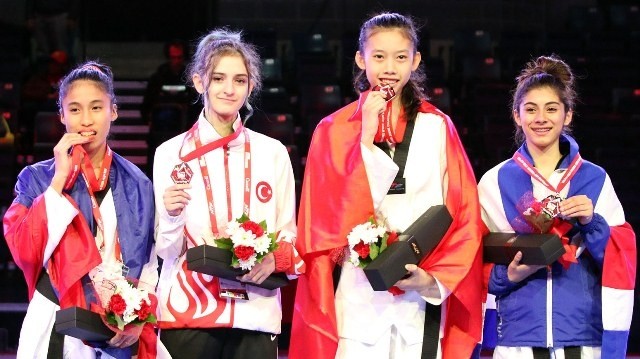 Ho Thi Kim Ngan (second, right) celebrates with her gold medal. (Credit: worldtaekwondofederation.net)