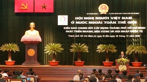 PM Nguyen Xuan Phuc speaking at the third Conference for OV (Credit: VNA)