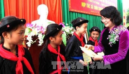 VP Dang Thi Ngoc Thinh presents gifts to disadvantaged students in Ha Giang province. (Photo: VNA)