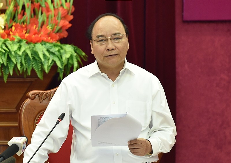 PM Nguyen Xuan Phuc addresses the working session.