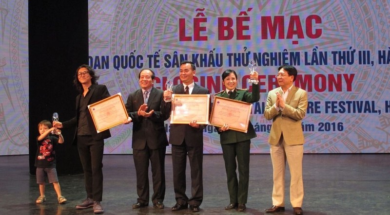 Deputy Minister of Culture, Sports and Tourism presents gold medals to the best plays. (Photo: sankhau.com.vn)