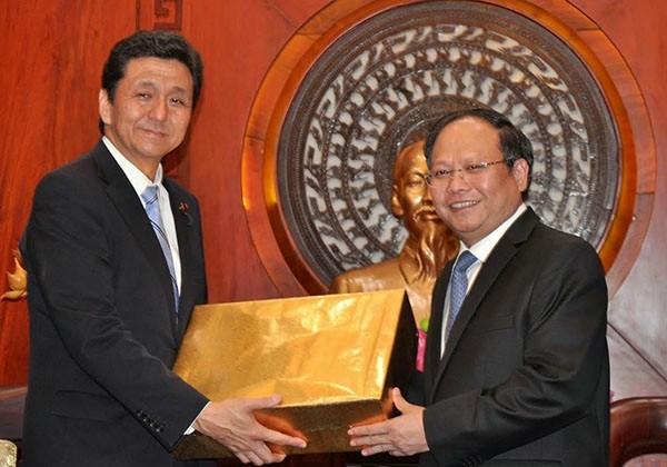 Japanese State Minister for Foreign Affairs Nobuo Koshi and Deputy Standing Secretary of the Ho Chi Minh City Party Committee Tat Thanh Cang. (Credit: VOH)