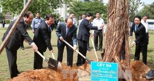 Prime Minister Nguyen Xuan Phuc (third from left) in the university (Photo: VNA)