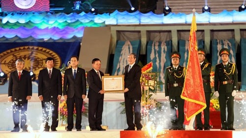 Politburo member and standing member of the Party Central Committee's Secretariat Dinh The Huynh presents the first class Independence Order for Hoa Binh province in recognition of its contributions and achievements. (Credit: baohoabinh.com.vn)