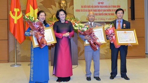 NA Chairwoman Nguyen Thi Kim Ngan presented first-class Independence Orders to former deputies. (Photo: VOV)
