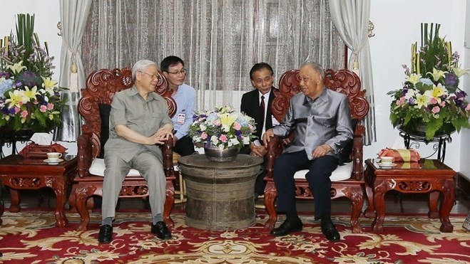 Party General Secretary Nguyen Phu Trong (left) visits Lao former Party chief and former President Khamtay Siphandone at his home on November 25. (Credit: VNA)