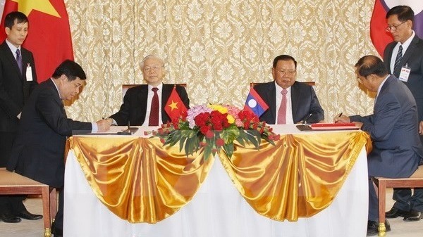Vietnamese and Lao leaders witness signing of a cooperation agreement (Credit: VNA) 