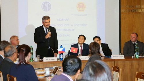 President of the Czech Management Association Ivo Gajdos talks about investment opportunities in Vietnam at the seminar. (Credit: VOV)