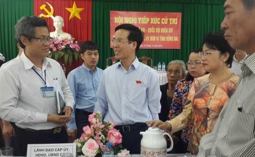 Politburo member Vo Van Thuong (in the middle) meets voters in Dong Nai. (Photo: VNA)