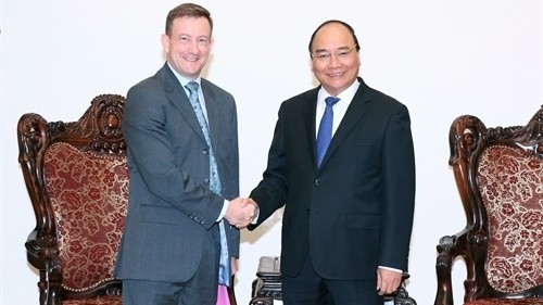 Prime Minister Nguyen Xuan Phuc (R) and French newly-appointed Ambassador to Vietnam Bertrand Lortholary (Source: VNA)