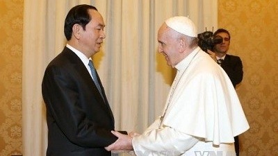 President Tran Dai Quang is welcomed by Pope Francis