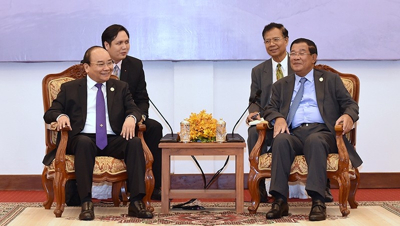 PM Nguyen Xuan Phuc holds talks with his Cambodian counterpart Hun Sen in Siem Reap province, Cambodia, on November 23. (Credit: VGP)