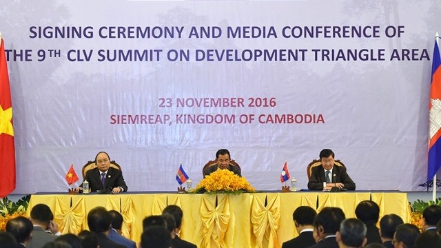 The three leaders co-host the joint press conference after the 9th Summit of Cambodia-Laos-Vietnam Development Triangle Area. (Credit: VGP)