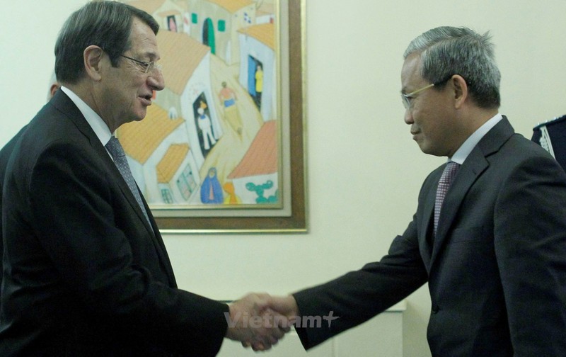 Ambassador to Italy and the Republic of Cyprus Cao Chinh Thien (R) and Cyprus President Nicos Anastasiasdes (Source: VNA)