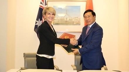 Foreign Minister Julie Bishop (L) and Deputy Prime Minister and Foreign Minister Pham Binh Minh at the signing ceremony of the Vietnam-Australia Plan of Action 2016-2019 (Photo: VGP)