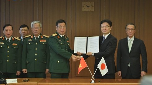 Vietnam, Japan sign an agreement to boost defence ties (Photo: VOV)