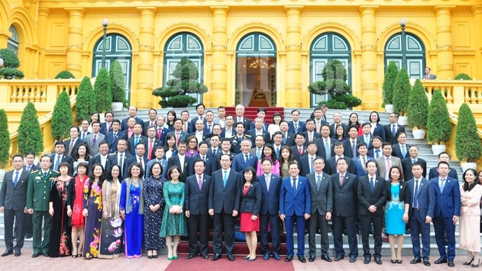 President Tran Dai Quang takes photo with businesspeople (Photo: baocongthuong.com.vn) 