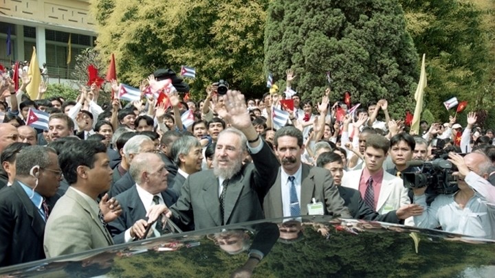 Cuban leader Fidel Castro visited Hanoi University of Science and Technology in 2003. (Photo: VNA)