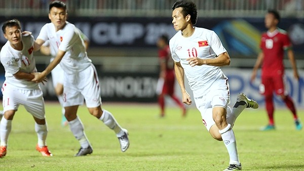 Forward Van Quyet (No. 10) scored the equaliser for Vietnam in the first half, but that was all the team could do, suffering a narrow loss 1-2 to hosts Indonesia in their clash at Pakansari Stadium in Bogor, Indonesia on December 3. (Credit: VNE)