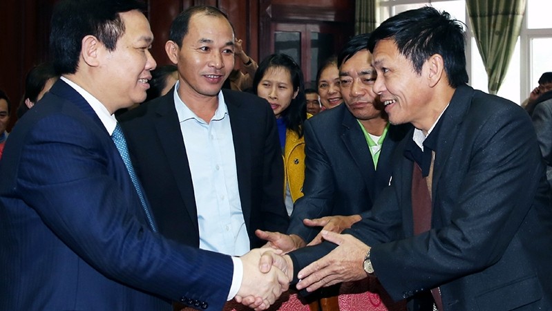 Deputy PM Vuong Dinh Hue meets with voters in Ha Tinh. (Credit: VGP)