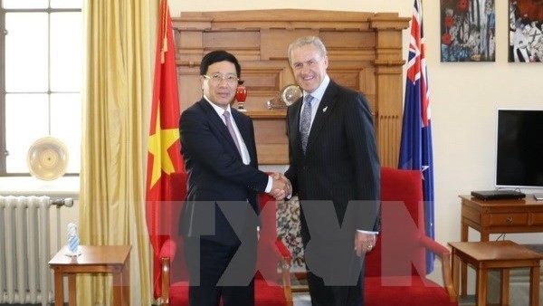 Deputy PM Pham Binh Minh (left) meets with Speaker of New Zealand’s House of Representatives David Carter. (Photo: VNA)
