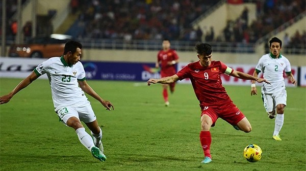 Captain Cong Vinh and his teammates cannot turn things around during the semi-finals’ return leg at Hanoi’s My Dinh Stadium December 7. (Credit: VNE)