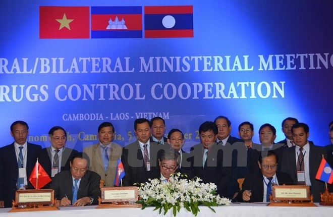 Heads of the three delegations sign the minutes of the meeting. (Photo: VNA)